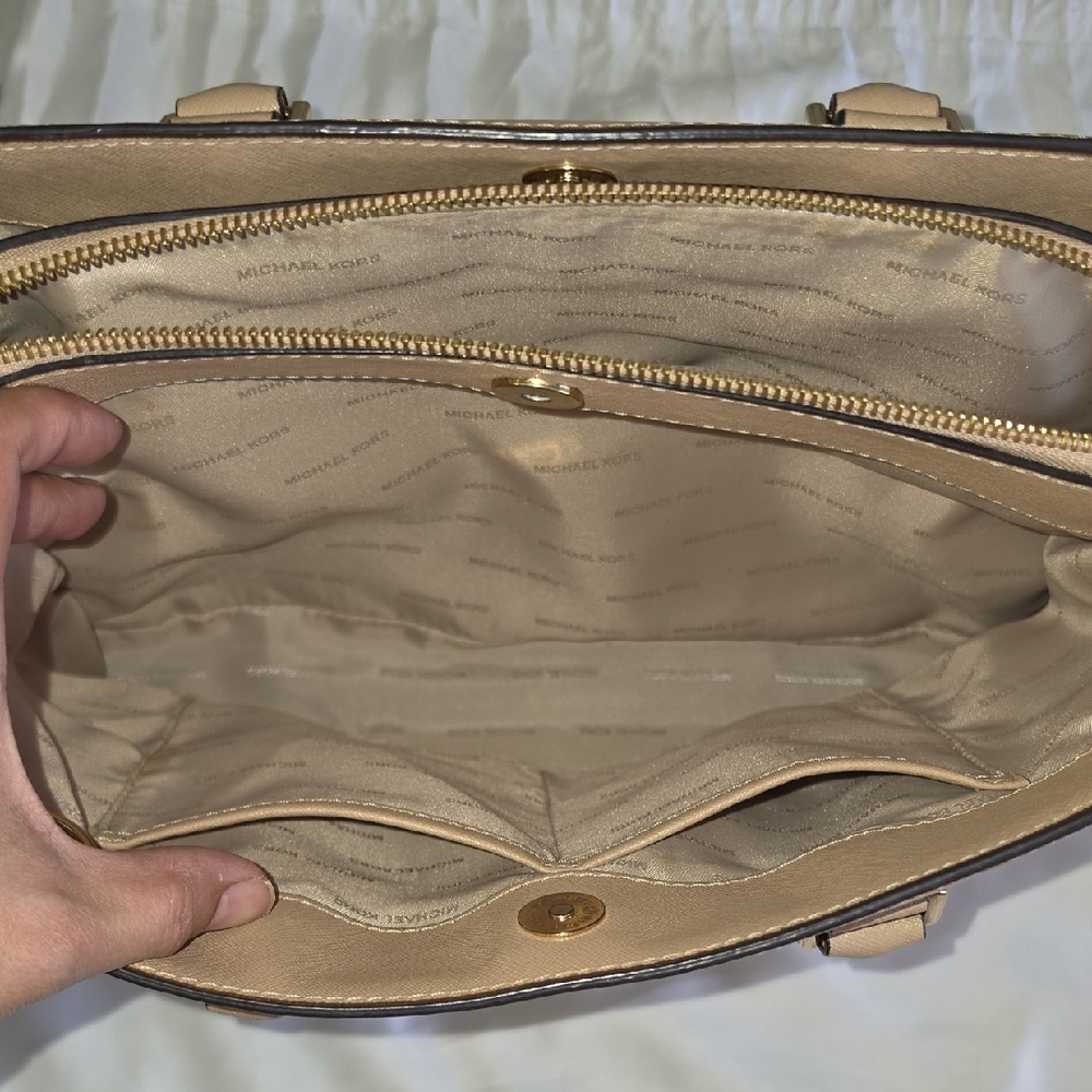 Michael Kors Savannah Large Satchel - Picture 12 of 15